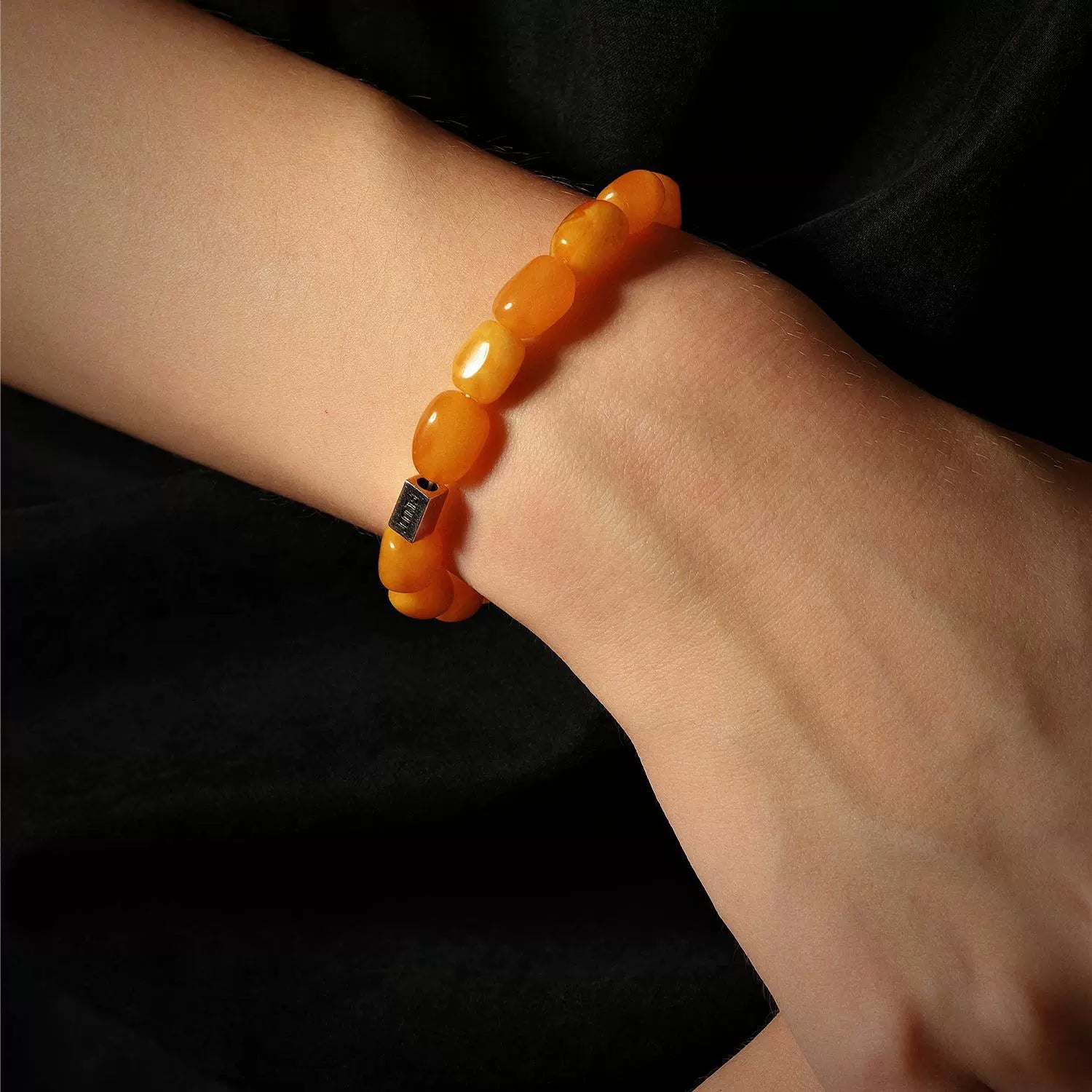Amber beaded bracelet with silver clasp