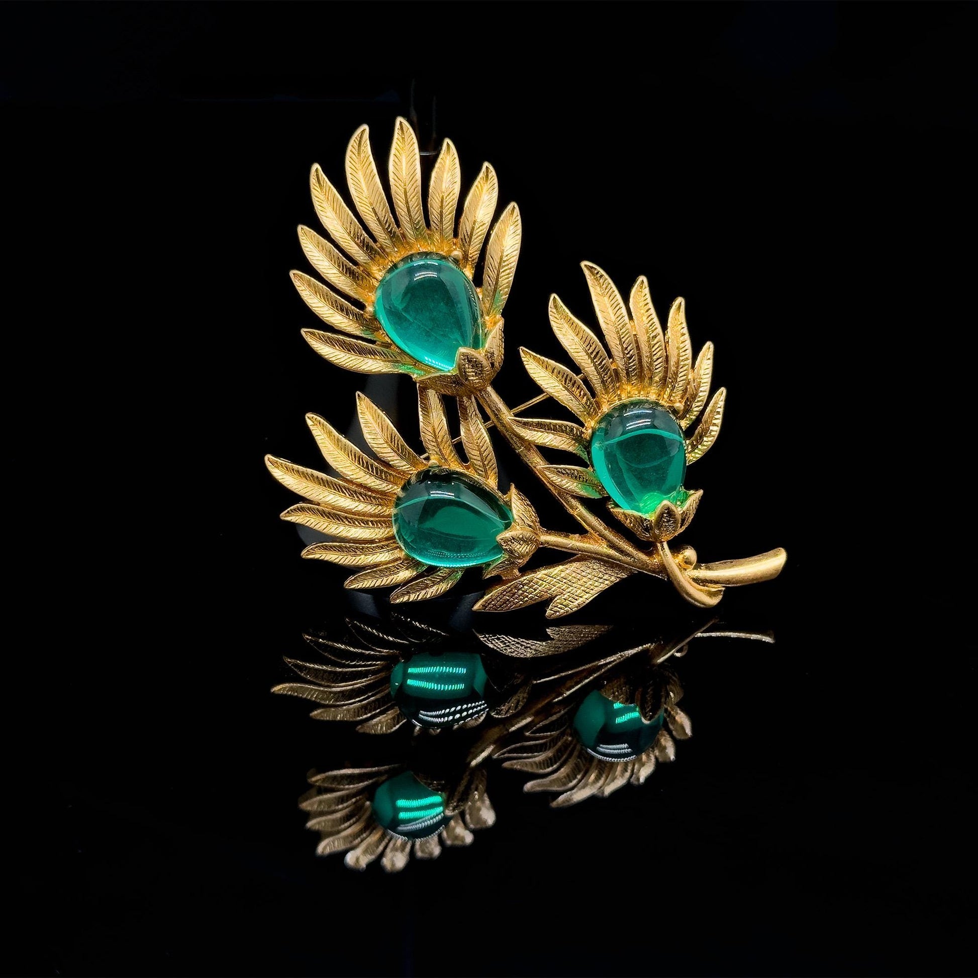 Vintage Art Deco 3D Leaf Brooch Gold-Plated Glass Accent