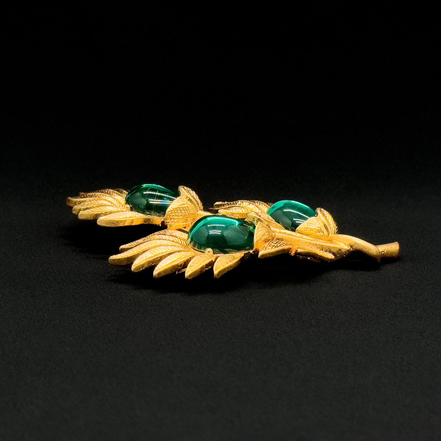 Vintage Art Deco 3D Leaf Brooch Gold-Plated Glass Accent