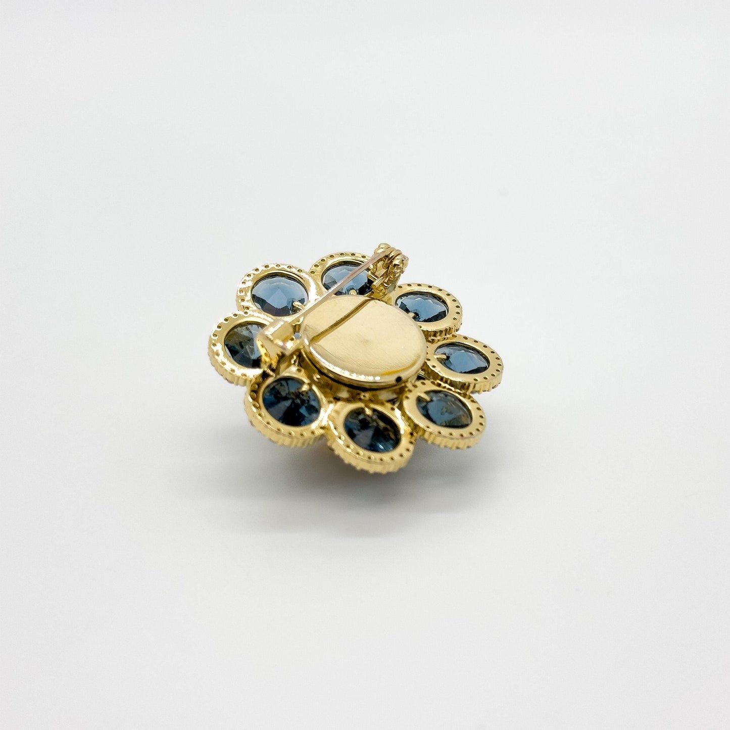 Vintage Minimalist Pearl Flower Brooch Magnetic Pin with Zircon