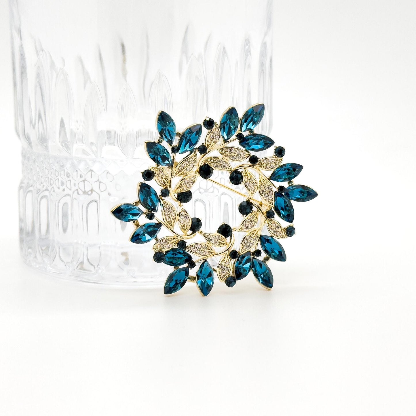 Light Luxury Vintage Wreath Brooch Copper Zircon Gift Pin