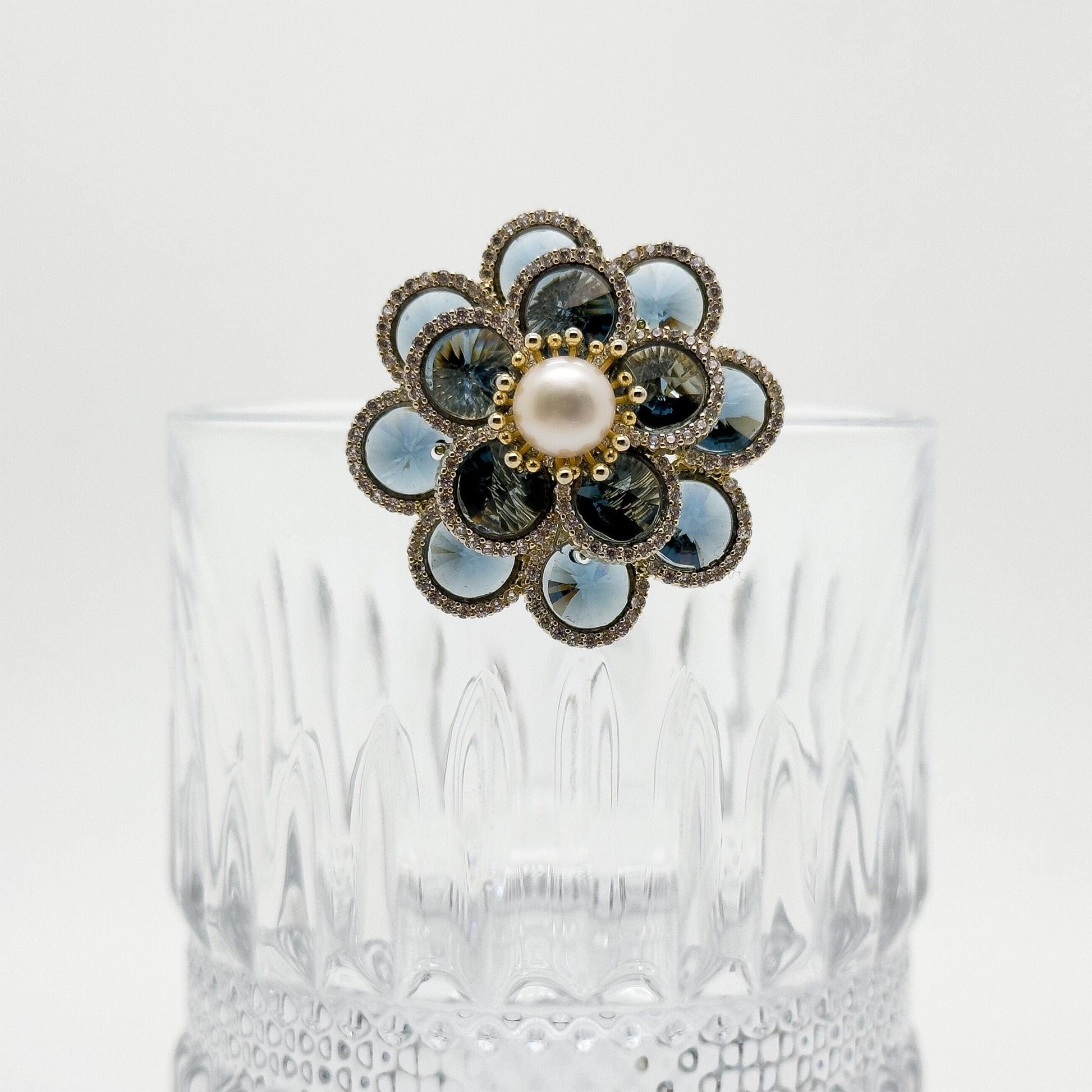 Vintage Minimalist Pearl Flower Brooch Magnetic Pin with Zircon