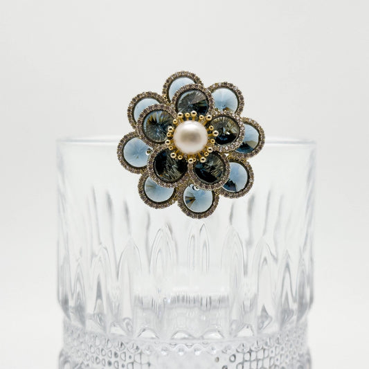 Vintage Minimalist Pearl Flower Brooch Magnetic Pin with Zircon