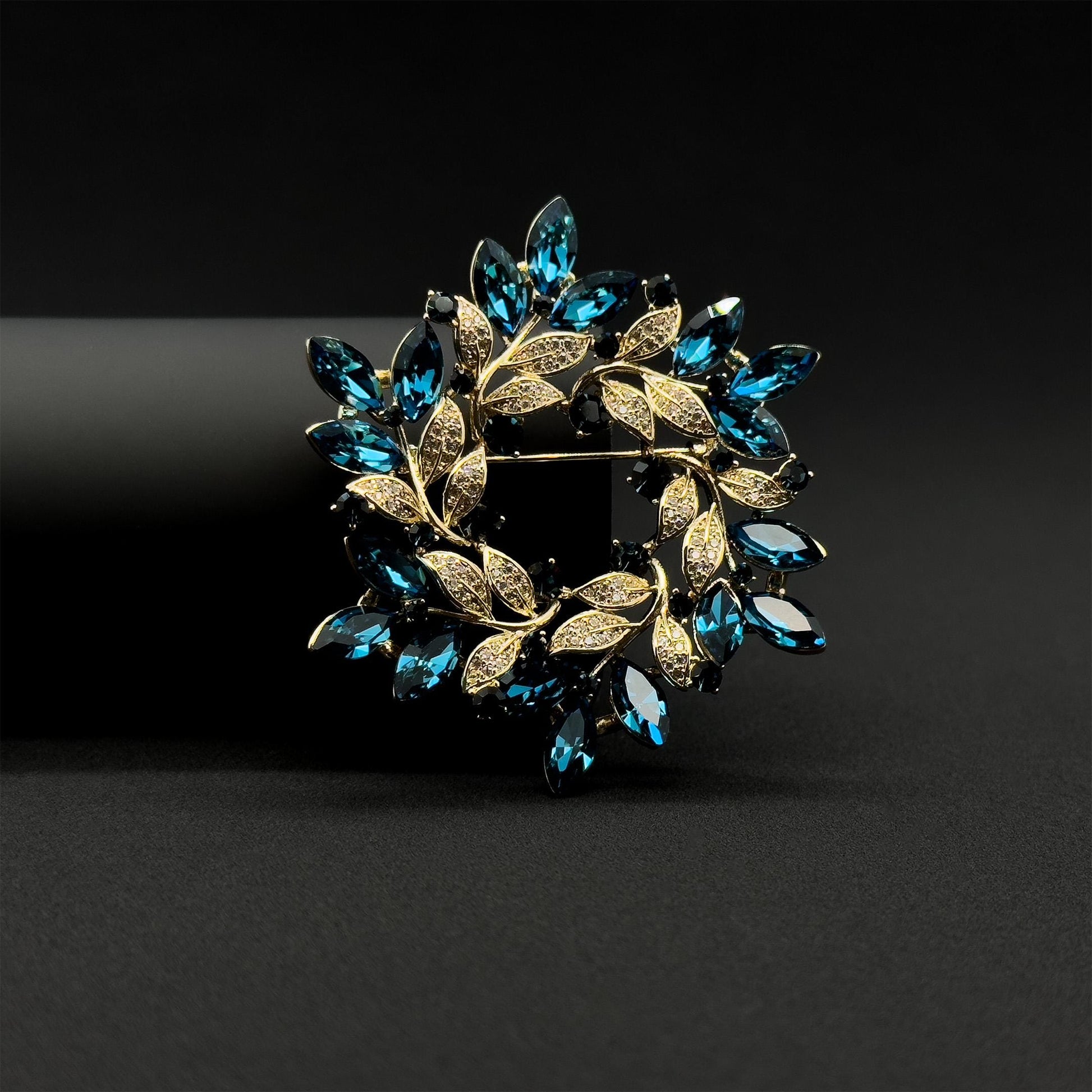 Light Luxury Vintage Wreath Brooch Copper Zircon Gift Pin