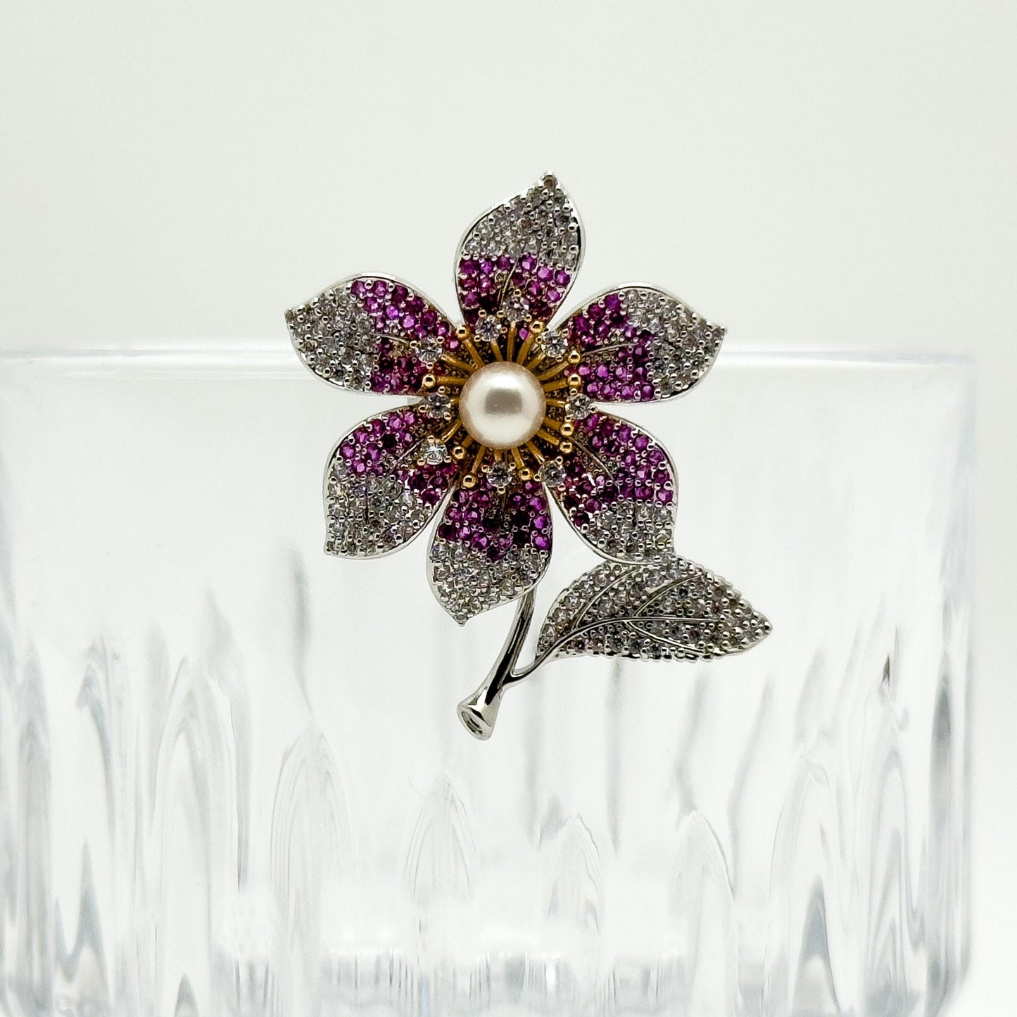 Four-Leaf Clover Crystal Flower Brooch Magnetic Pin for Women's Shirts