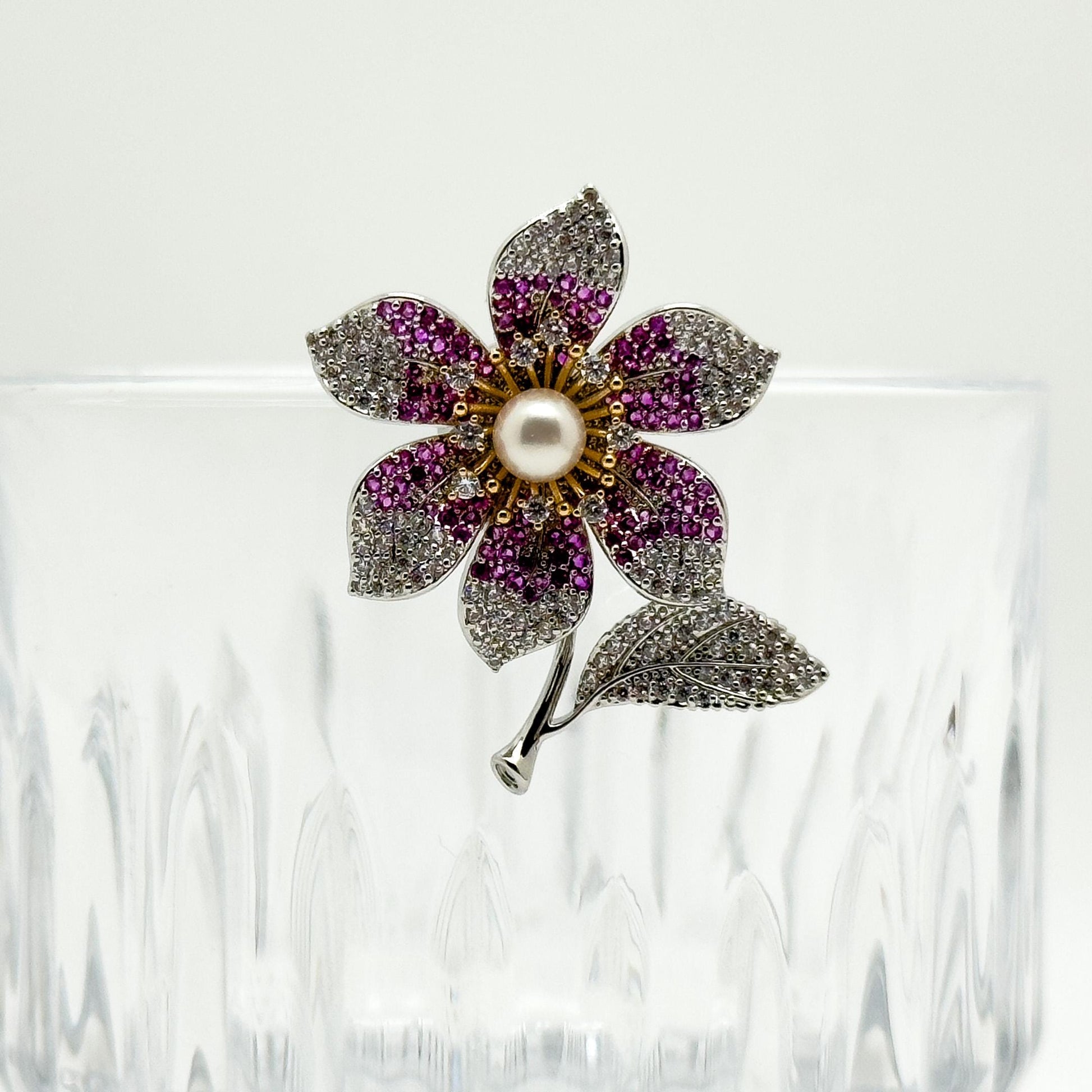 Four-Leaf Clover Crystal Flower Brooch Magnetic Pin for Women's Shirts