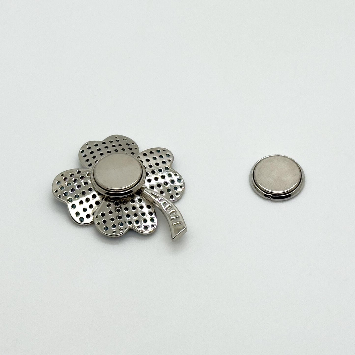 Four-Leaf Clover Crystal Flower Brooch Magnetic Pin for Women's Shirts